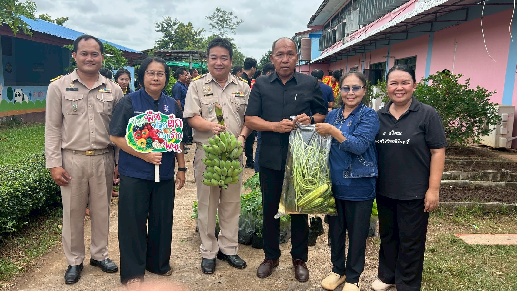 🥦✨ อำเภอนาหว้า สานพลังขับเคลื่อน "QUICK WIN" 90 วัน ปลูกผักสวนครัว สร้างความมั่นคงทางอาหาร! 🌱