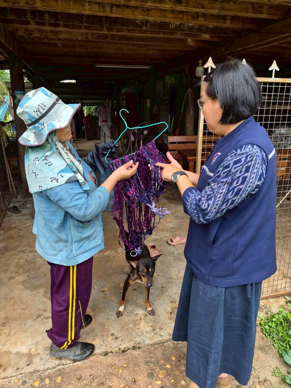 พช.นาหว้า ลงพื้นที่ส่งเสริมและติดตามการทอผ้าลายพระราชทาน “ลายขอสมเด็จฯ - เจ้าฟ้าฯ” และ “ลายบุปผาบรมราชินีนาถ” พื้นที่ตำบลบ้านเสียว เตรียมความพร้อมสู่การประกวด